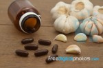 garlic-herbal-supplement-pills-alternative-medicine-100187052